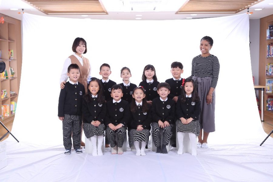 Morgan+alum+Janelle+Ferguson+%28r%29+with+her+class+of+English-as-second+language+students+in+South+Korea